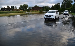 Un axe routier inondé à Souligné-sous-Ballon, le 11 juin 2018.