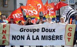Le patron du volailler Doux, Charles Doux, s'est déclaré prêt à ouvrir le capital de la société, ex-leader européen de la volaille mis en vente par l'administrateur judiciaire, mais en imposant ses conditions, dans un entretien paru dans Le Journal du Dimanche.