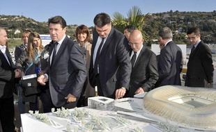 David Douillet et Christian Estrosi (maire de Nice), visitent le site du nouveau stade de l'OGC Nice, le 25 novembre 2011.