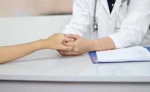 Illustration d'un personnel du monde médical prenant la main d'un patient