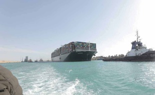L'Ever Given, qui bloquait la circulation dans le canal de Suez, a pu être débloqué.