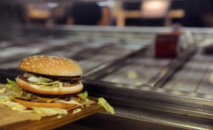 Un hamburger préparé dans un fast-food près de Toulouse