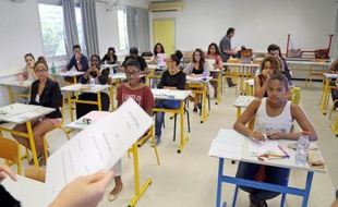 Des étudiants français passent le bac à La Possession, à la Réunion, le 6 juin 2014