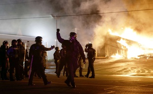 Des émeutes éclatent après la décision du grand jury de ne pas inculper le policier qui a tiré sur Michael Brown.
