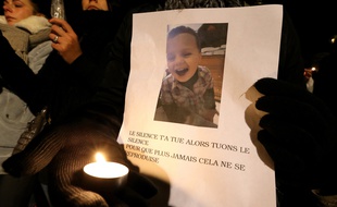 Reims (Marne), le 30 novembre 2016. Une femme tient une photo du petit Tony, lors d'une marche blanche en sa mémoire.