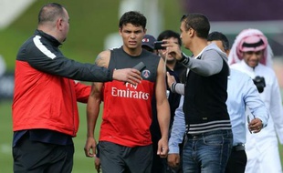 Le Paris Saint-Germain était orphelin de sa nouvelle vedette, l'attaquant Lucas Moura, lors de son entraînement lundi après-midi à Doha, le joueur brésilien de 20 ans étant bloqué par ses derniers tests médicaux, à la veille de sa présentation officielle.