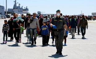 Des migrants naufragés débarqués du navire italien Bettica, arrivent le 22 avril 2015 dans le port d'Augusta en Sicile