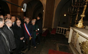 Le ministre de l'Intérieur Bernard Cazeneuve à l'église Saint-Louis de Fontainebleau, le 11 janvier 2016