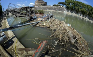 Pontons arrachés et rives parsemées de déchets: les organisateurs de "Bateaux de Rome", le service touristique de navigation sur le Tibre, ont décidé pour la première fois depuis dix ans d'arrêter leur activité.