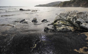 Goleta (Californie, Etats-Unis), mardi. Des nappes de pétrole arrivent sur une plage du comté de Santa Barbara.