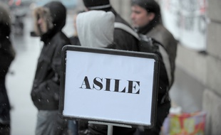 Illustration. Demandeurs d'asile devant la préfecture de Strasbourg. Le 16 02 2009.