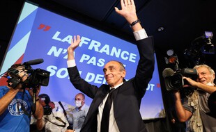 Eric Zemmour salue la foule à la fin de son meeting-dédicaces
