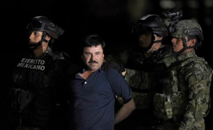 Joaquin "El Chapo" Guzman est escorté vers un hélicoptère à l'aéroport de Mexico le 8 janvier 2016 après avoir été arrêté dans l'Etat du Sinaloa