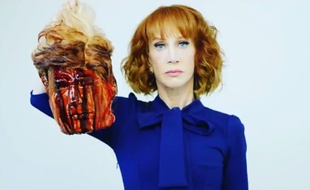 La comique américaine Kathy Griffin pose avec une tête décapitée à l'effigie de Donald Trump.