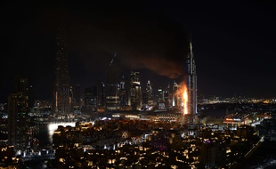 un énorme incendie fait rage jeudi dans un hôtel de luxe de Dubaï, près de la plus haute tour du monde, Burj Khalifa;