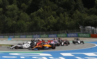 Les Ferrari de Leclerc et Vettel sont entrés en collision dans le premier tour du GP de Styrie, le 12 juillet 2020.