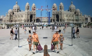 La cathédrale de Marseille se reflétant dans les vitres du Musée des cultures de l'Europe et de la Méditerranée