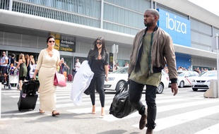 Kanye West et Kim Kardashian, accompagnés de Kris et Kendall Jenner, arrivent à l'aéroport d'Ibiza.