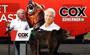 Pour conquérir le poste de gouverneur de Californie, John Cox fait campagne avec un ours, à Sacramento le 4 mai 2021.