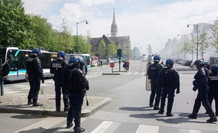 Des policiers sur le pont Saint-Hélier, à Rennes, lors de la manifestation contre Marine Le Pen et Emmanuel Macron, le 27 avril 2017.