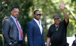 Joe Jackson, père de Michael (à droite), le révérend Jesse Jackson et son fils Jesse Jackson Jr, devant la maison familiale, à Encino, en Californie, le 26 juin 2009