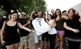 Des supportrices de la Juve brandissent un maillot de CR7.