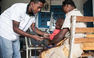 Un médecin examine un enfant dénutri de 15 mois au centre médical du village d'Imongy, dans le sud de Madagascar, le 4 mars 2015