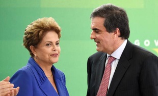 La présidente brésilienne Dilma Rousseff (g) et le ministre de la Justice Jose Eduardo Cardozo à Brasilia le 18 mars 2015