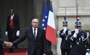 Gérard Collomb serre la main du Premier ministre Edouard Philippe lors de sa passation de pouvoir le 3 octobre 2018.