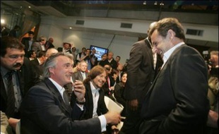 Le candidat UMP à l'élection présidentielle, Nicolas Sarkozy, a promis samedi de "rendre au sport la place qu'il mérite" devant un parterre d'anciens grands champions à qui il a fait part de son enthousiasme pour leurs exploits.