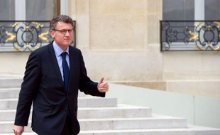 Le ministre de l'Education nationale Vincent Peillon a décidé d'allonger à deux semaines pleines les vacances de la Toussaint, tout en laissant "inchangé" le nombre de jours travaillés dans l'année, annonce-t-il jeudi dans un communiqué.