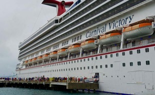 Un an après le tragique naufrage du Concordia, le numéro un mondial des croisières, Carnival, fait face à un nouveau fiasco médiatique qui révèle les travers de la croissance ultra-rapide du secteur ces dernières années.