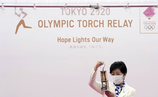 La gouverneure de Tokyo Yuriko Koike a accueilli la flamme olympique le 9 juillet 2021.