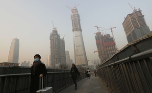 Des habitants portent leur masque de protection contre la pollution, à Pékin, le 19 décembre 2016.