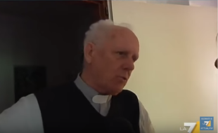 Le prêtre Gino Flaim, interrogé par la chaîne italienne La7.