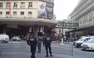 Des policiers devant les galeries Lafayette, à Paris le 07 janvier 2015.