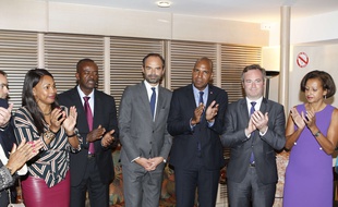 Edouard Philippe entouré du président LREM de la Région Guadeloupe, Ary Chalus (2e en partant de la g.), et de sa vice-présidente, Marie-Luce Penchard (à dr.), à Pointe-à-Pitre, le 4 novembre 2017.