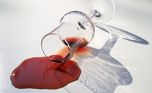 Un verre de vin rouge renversé (Illustration)
