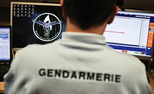 Un gendarme devant des écrans d'ordinateur. (archives)