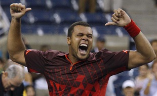 Le Français Jo-Wilfried Tsonga célèbre sa victoire contre l'Américain Mardy Fish en 8e de finale de l'US Open, le 5 septembre 2011 à New-York.