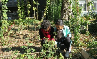 Deux élèves du collège Mendès-France à Paris dans le jardin de leur établissement, le 20 septembre 2019.