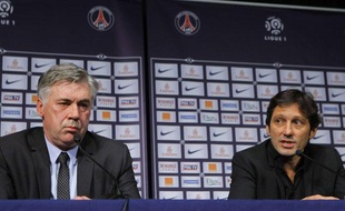 Carlo Ancelotti et Leonardo lors de la présentation officielle du coach italien à la presse, vendredi 30 décembre au Parc des Princes.