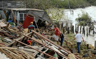 L'ouragan Sandy a traversé vendredi les Bahamas et menaçait de frapper, juste après le week-end, la côte très peuplée du nord-est des Etats-Unis, encore plus sévèrement que l'ouragan Irene, qui avait tué 47 personnes en 2011.