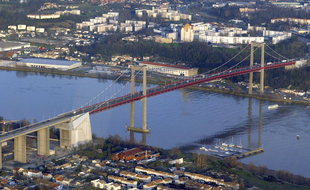 Une voiture sans conducteur a été retrouvée sur le pont d'Aquitaine.