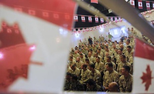 Des soldats canadiens sur une base militaire en Afghanistan le 7 juillet 2011