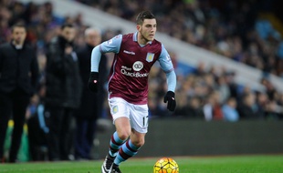 Le milieu de terrain Jordan Vérétout sous le maillot d'Aston Villa.