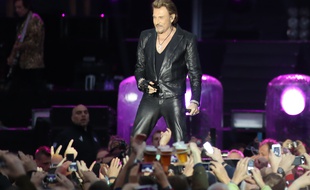 De nombreux chanteurs français ont pris la plume pour écrire parmi les plus belles chansons de Johnny Hallyday.