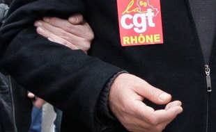 Un écusson CGT d'un militant lors de la manifestation interprofessionnelle du 19 octobre 2010 à Lyon.