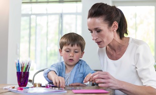 O2 recherche surtout des profils de garde d'enfants à domicile.