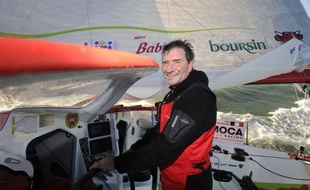 Le skipper français Kito de Pavant a confirmé lundi après-midi son abandon, au troisième jour du Vendée Globe, après que son monocoque Groupe Bel a subi de gros dégâts dans une collision avec un chalutier dans la matinée, au large des côtes portugaises.